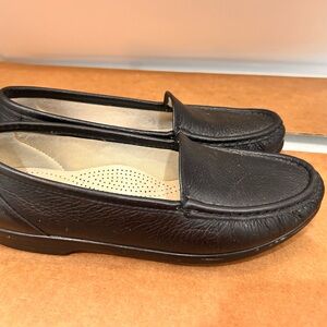 SAS Women’s Size 7 Black Leather Tri-Pad Loafers